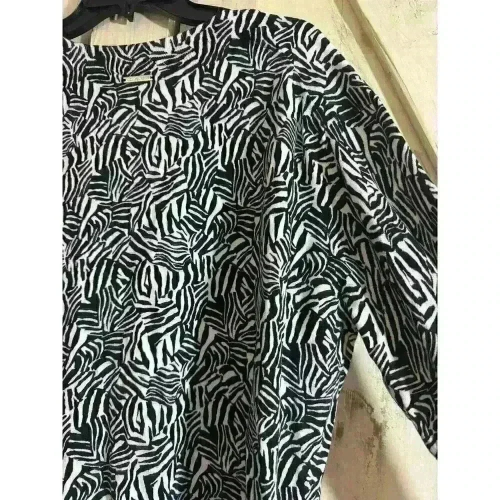 NWT Michael Kors Women's Zebra V-Neck‎ Light Pullover Size M-Black & White